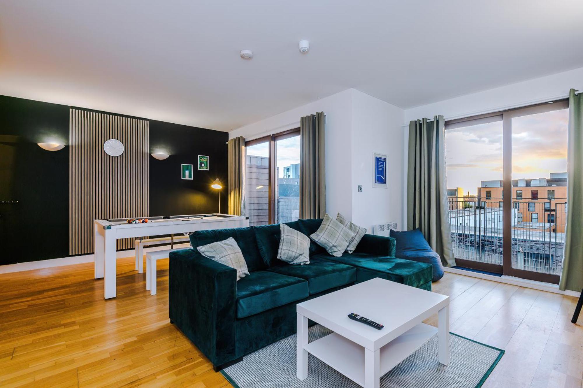 Apartment Sleeps 8, Duplex Apartment, Pool Table, Balcony X2, Long Term Disc, Perfect For Groups *