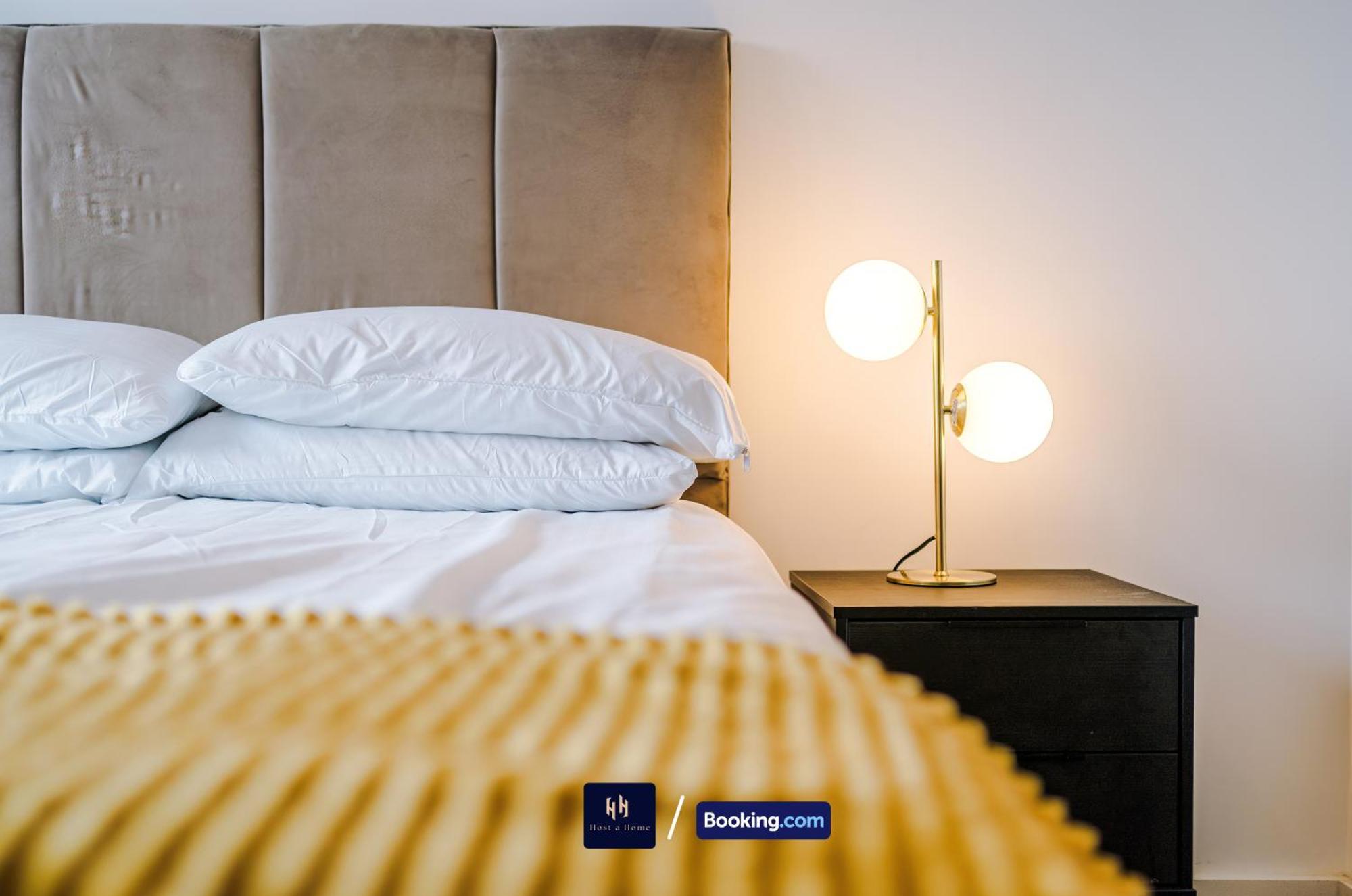 Modern 2 Bed With Balcony By Host A Apartment Manchester