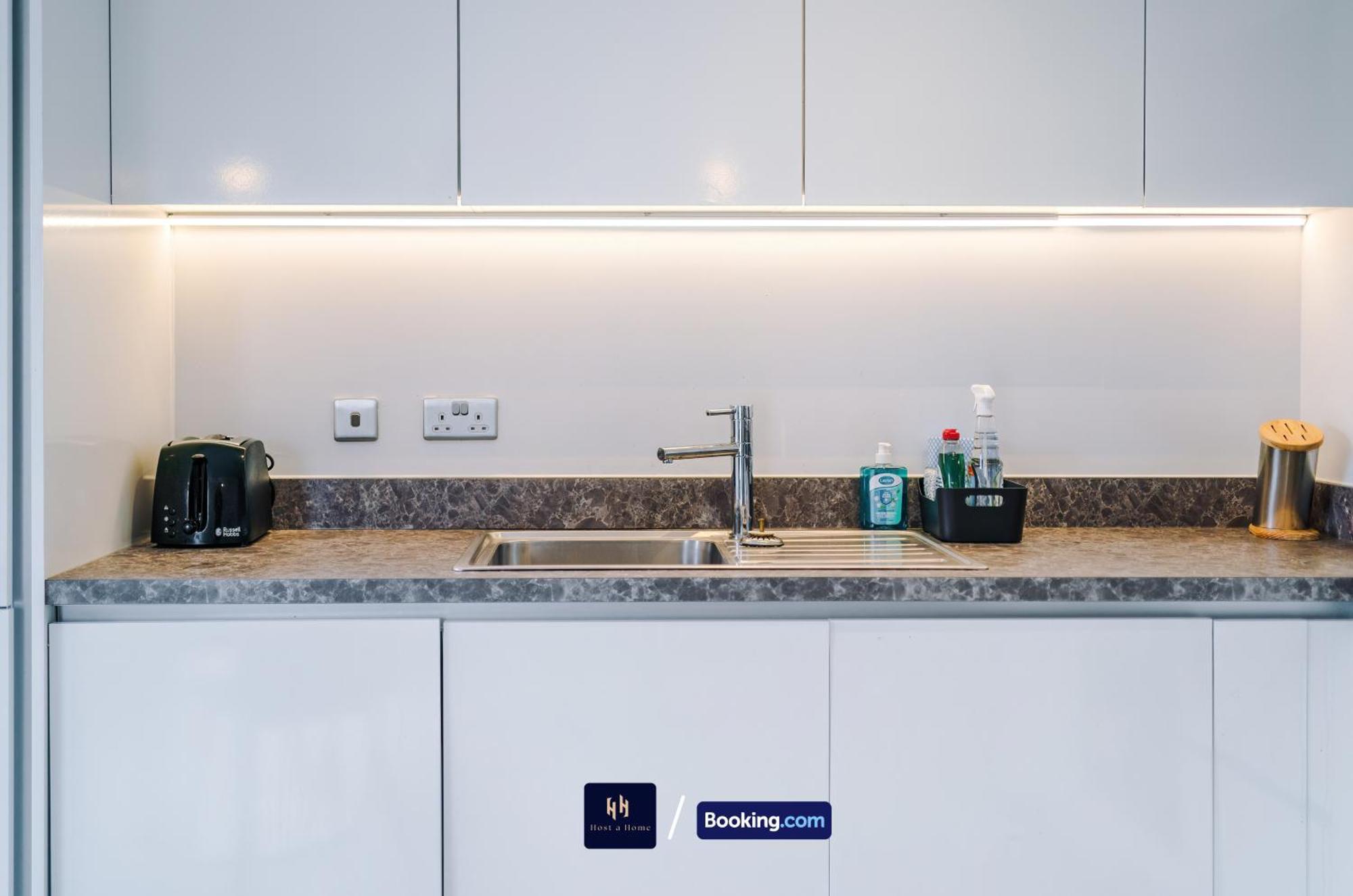 Modern 2 Bed With Balcony By Host A Apartment