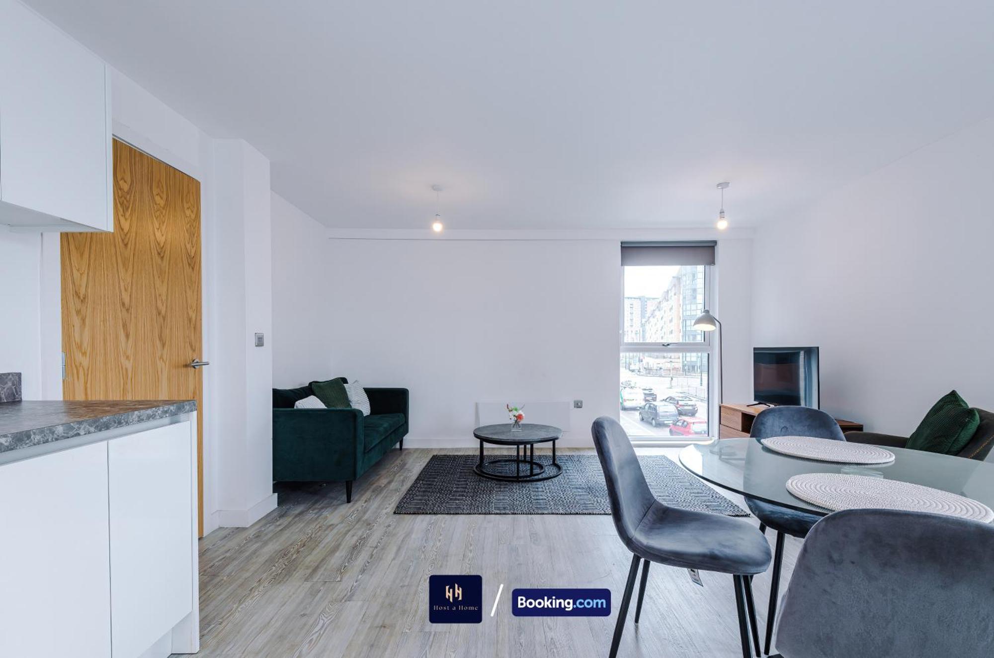 Modern 2 Bed With Balcony By Host A Apartment *