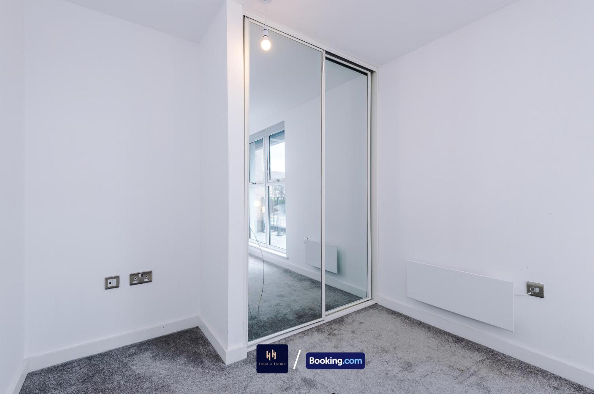 Modern 2 Bed With Balcony By Host A Apartment *