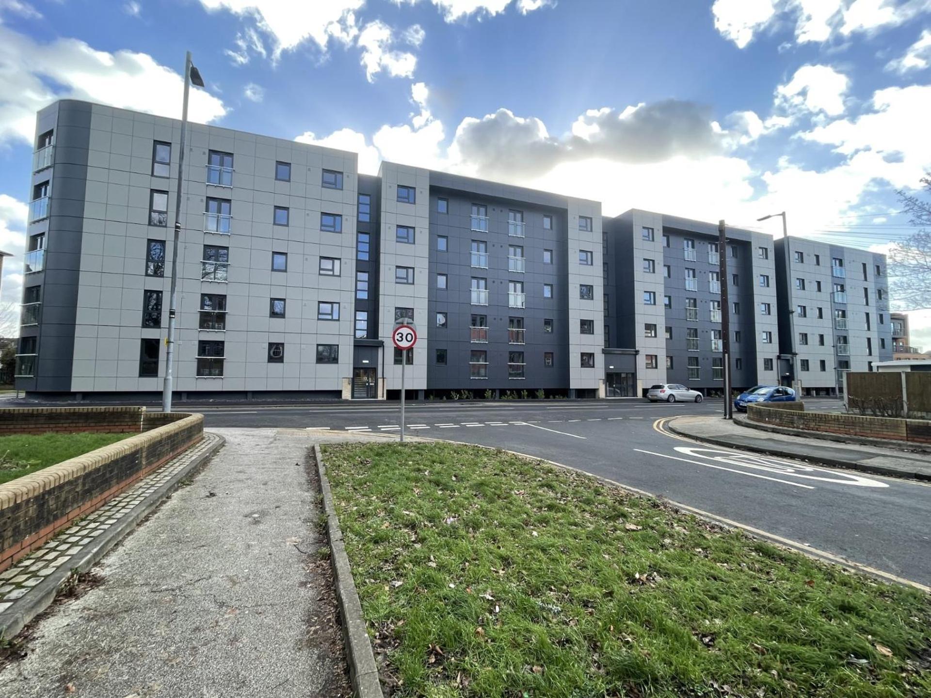 Deluxe New Build 2 Bedroom 2 Bathroom - Free Secure Parking Apartment