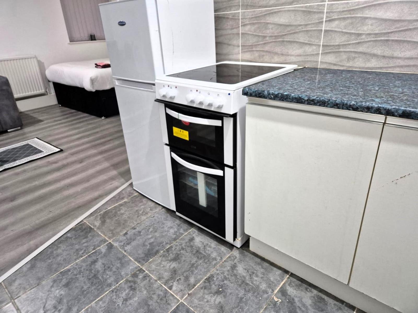 Affordably Elegant Close To Coop Live, Etihad Stadium And Centre Apartment
