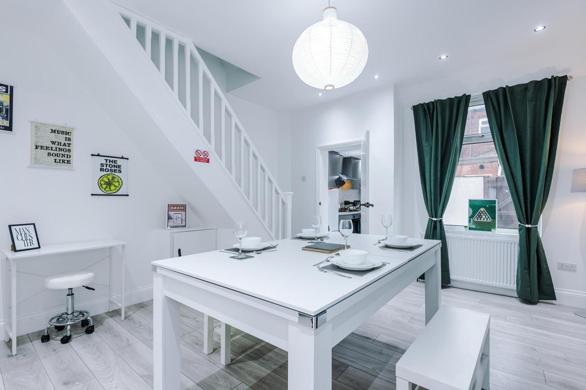 Sleeps 6, Pool Table, Free Parking, Perfect For Groups, Long Term Disc * Manchester