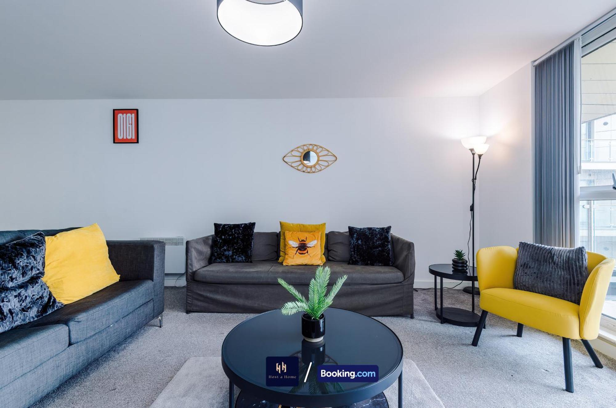 Large 2 Bedroom With Balcony By Host A Apartment *