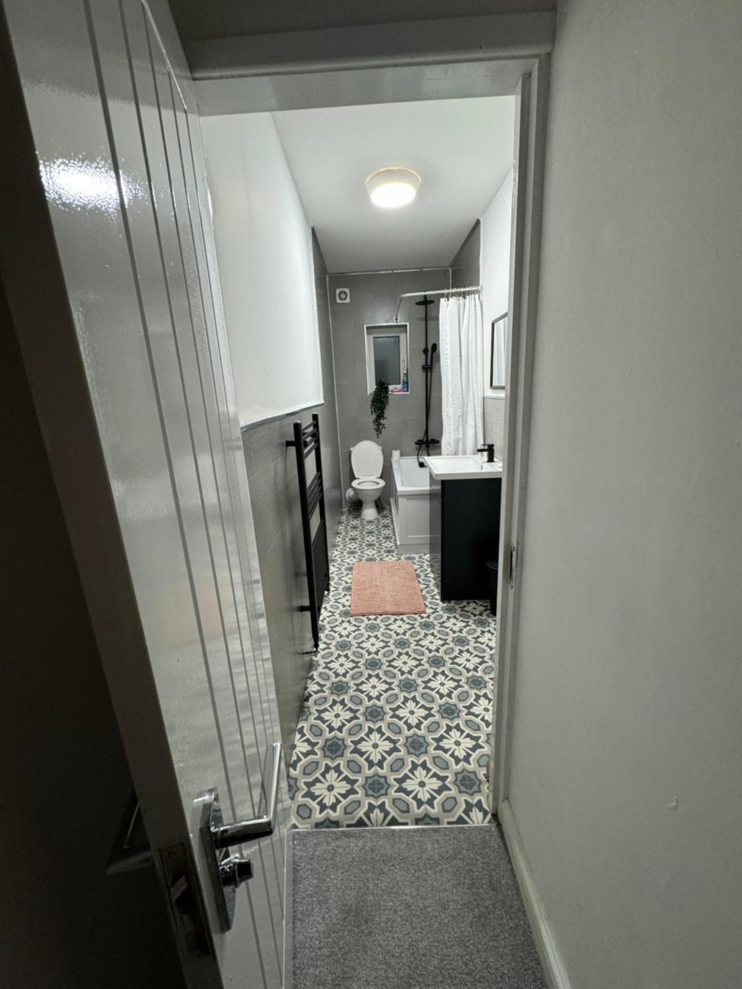 Levenshulme House - 2 Bedroom - Sleeps 6 - Free Parking & Wifi Holiday home