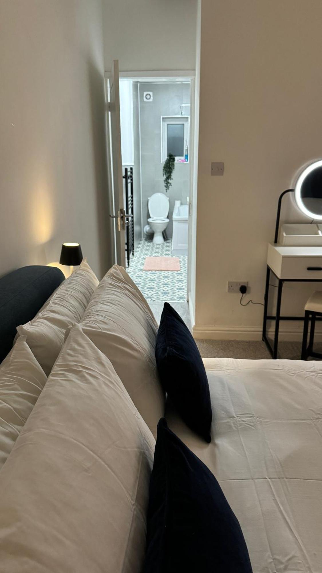 Levenshulme House - 2 Bedroom - Sleeps 6 - Free Parking & Wifi Holiday home Manchester