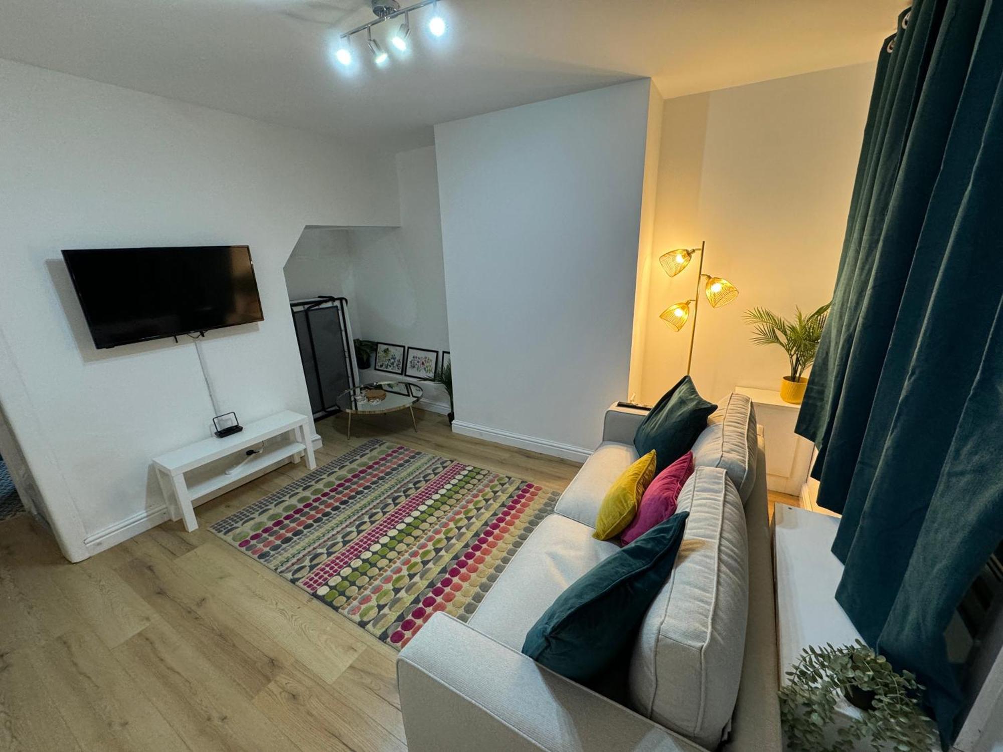Levenshulme House - 2 Bedroom - Sleeps 6 - Free Parking & Wifi