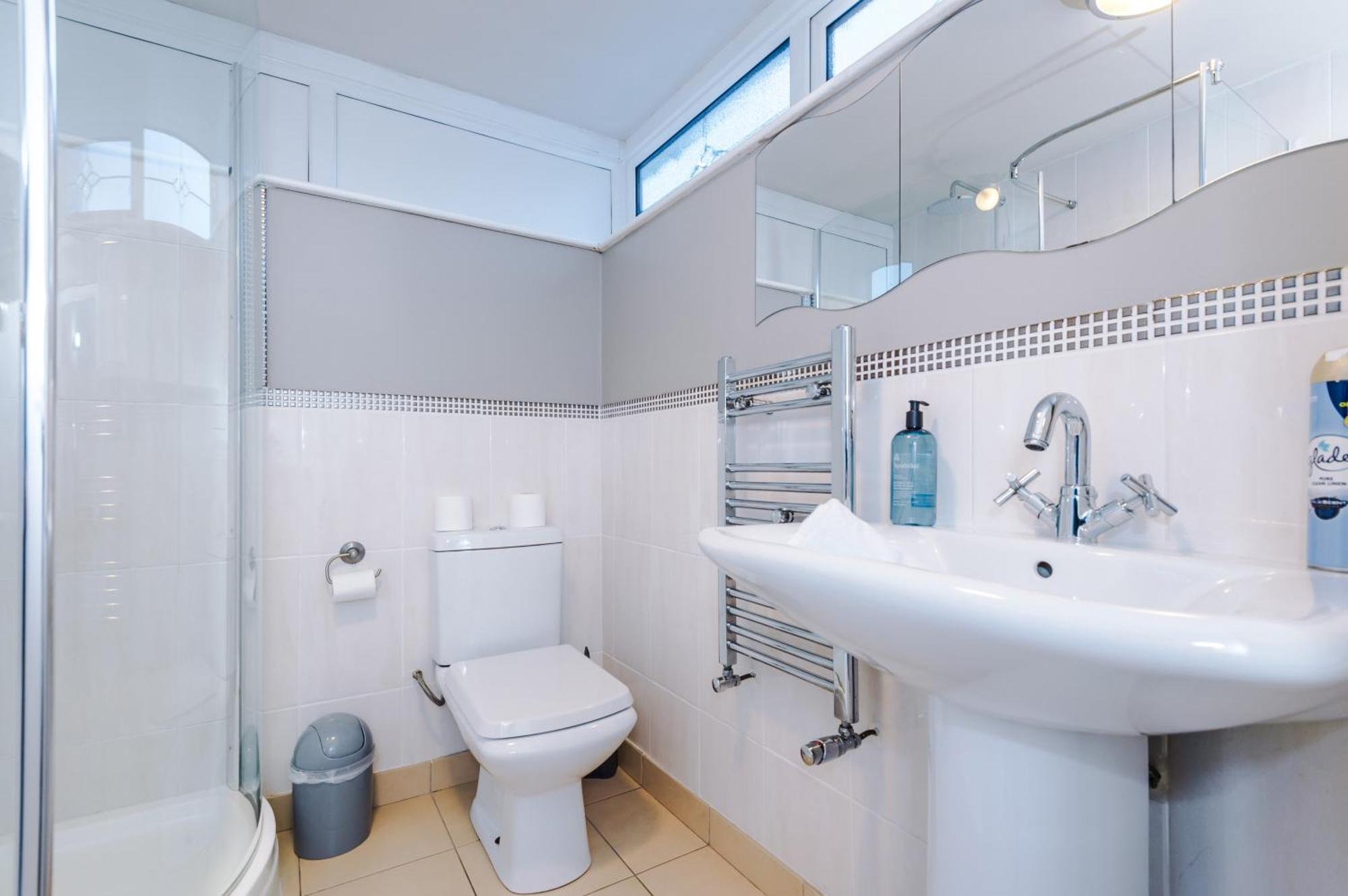 New! 4-bed In By 53 Degrees Property, Ideal For Business & Long Term Contractor Stays, Sleeps 10! Holiday home
