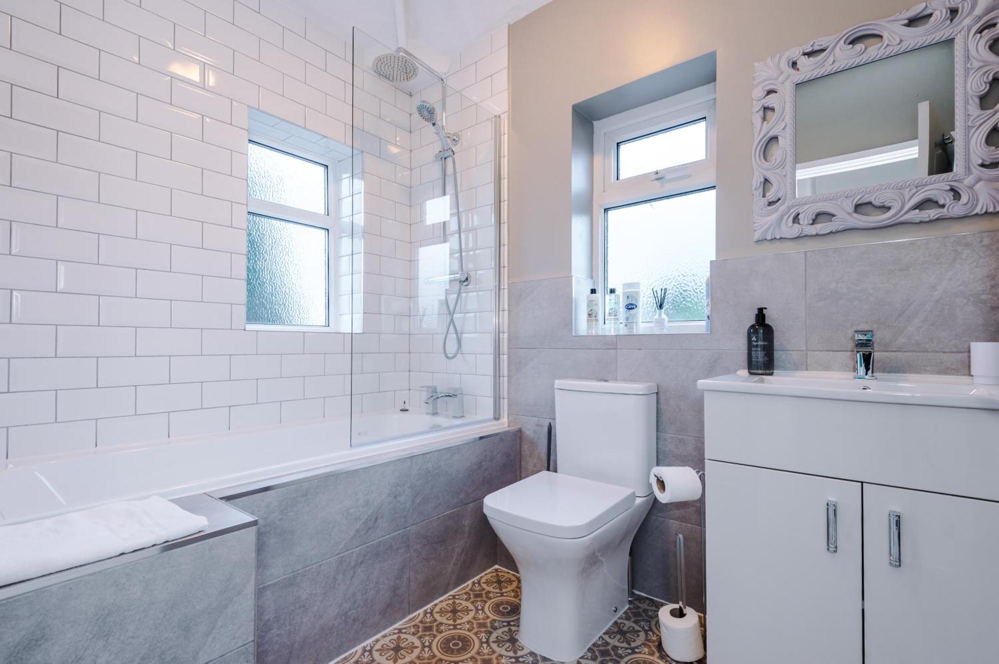 New! 4-bed In By 53 Degrees Property, Ideal For Business & Long Term Contractor Stays, Sleeps 10!