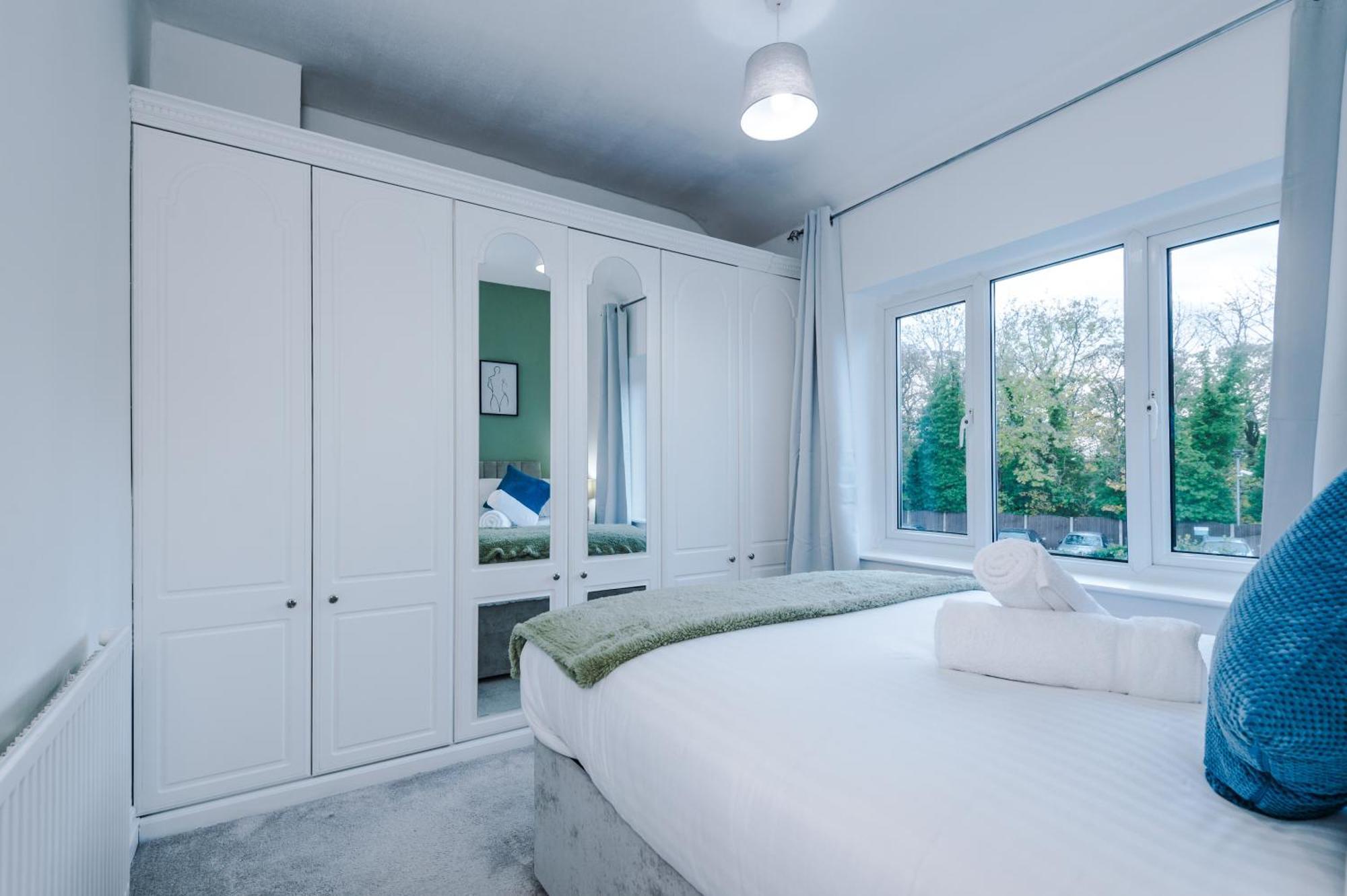 New! 4-bed In By 53 Degrees Property, Ideal For Business & Long Term Contractor Stays, Sleeps 10! Holiday home