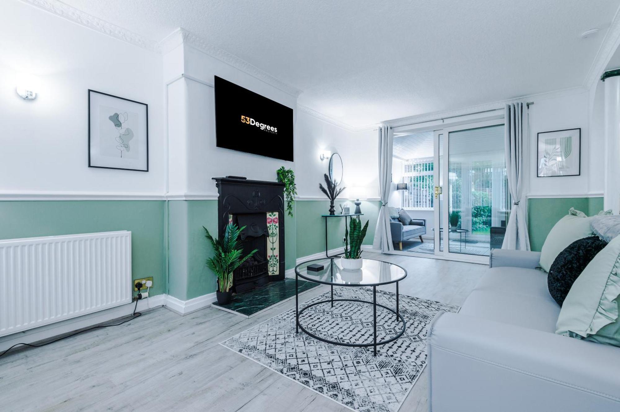 New! 4-bed In By 53 Degrees Property, Ideal For Business & Long Term Contractor Stays, Sleeps 10! Holiday home *
