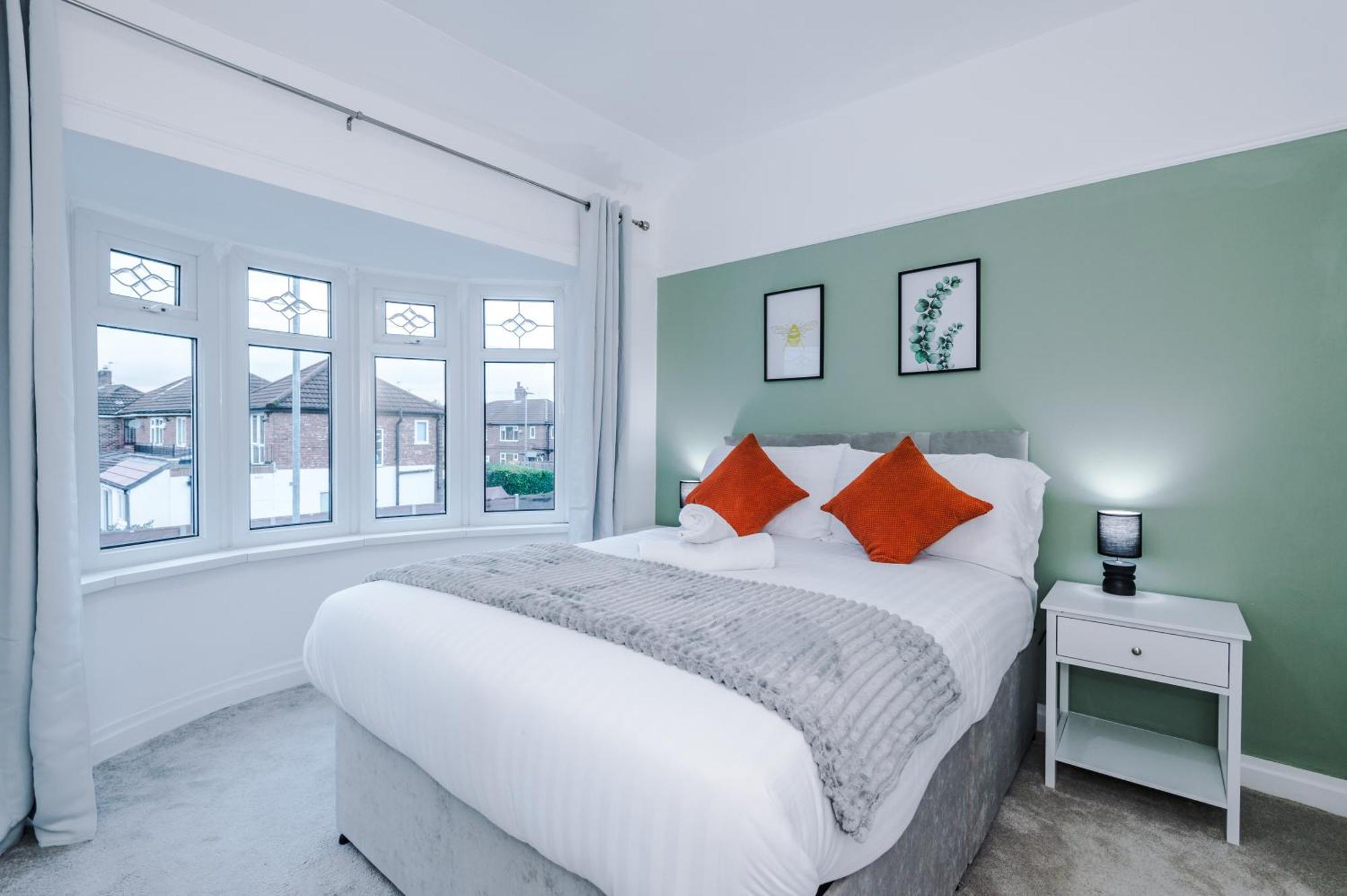 New! 4-bed In By 53 Degrees Property, Ideal For Business & Long Term Contractor Stays, Sleeps 10! Holiday home Manchester