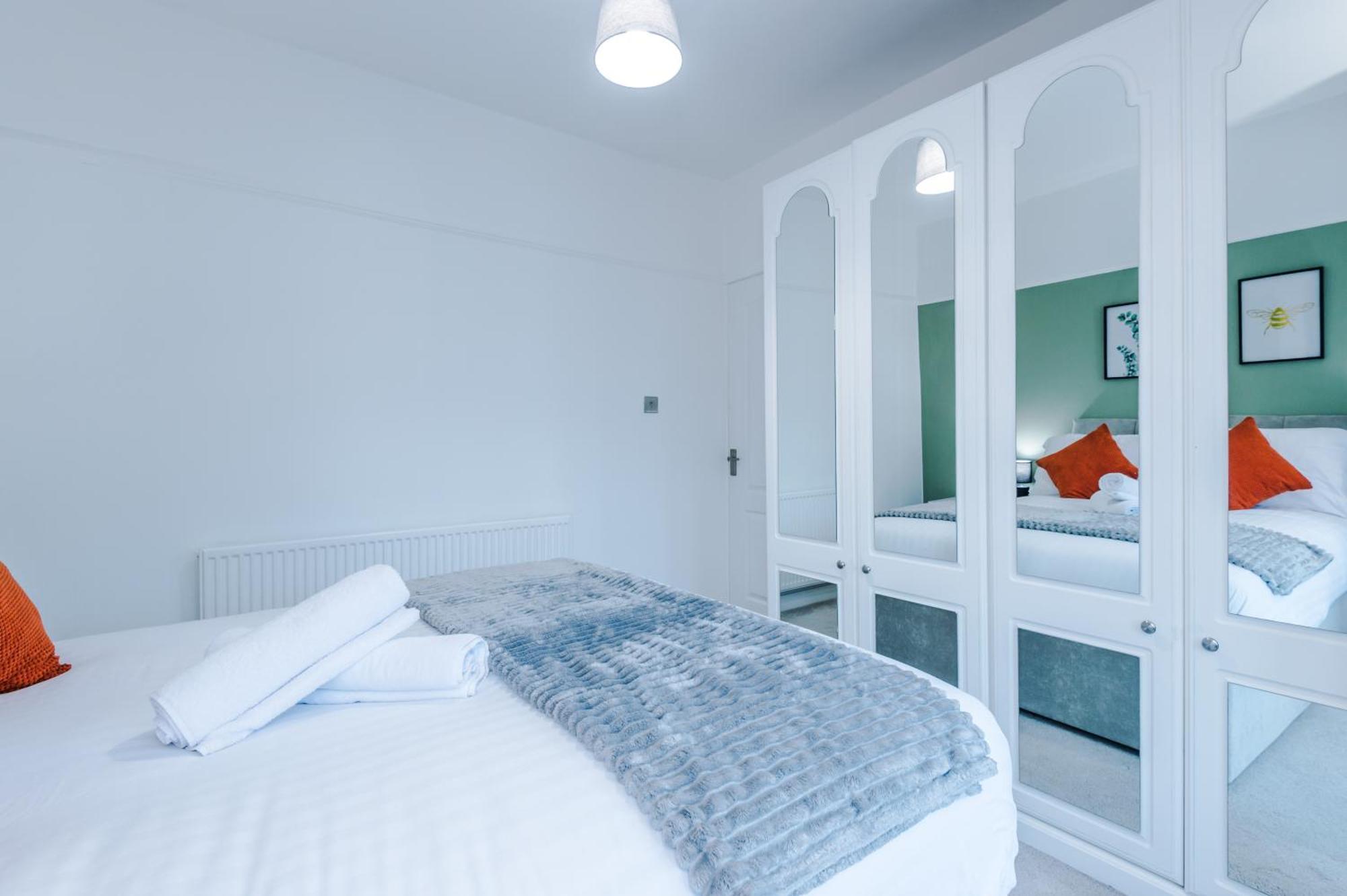New! 4-bed In By 53 Degrees Property, Ideal For Business & Long Term Contractor Stays, Sleeps 10! *