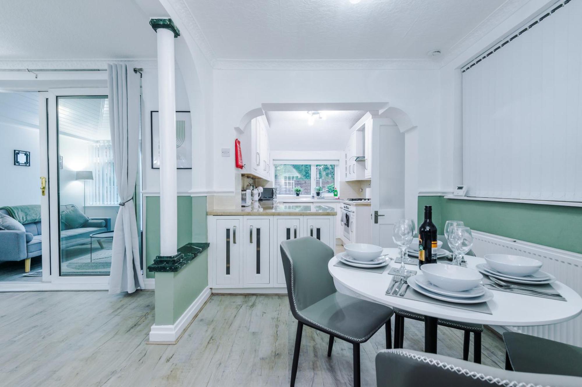 Holiday home New! 4-bed In By 53 Degrees Property, Ideal For Business & Long Term Contractor Stays, Sleeps 10!