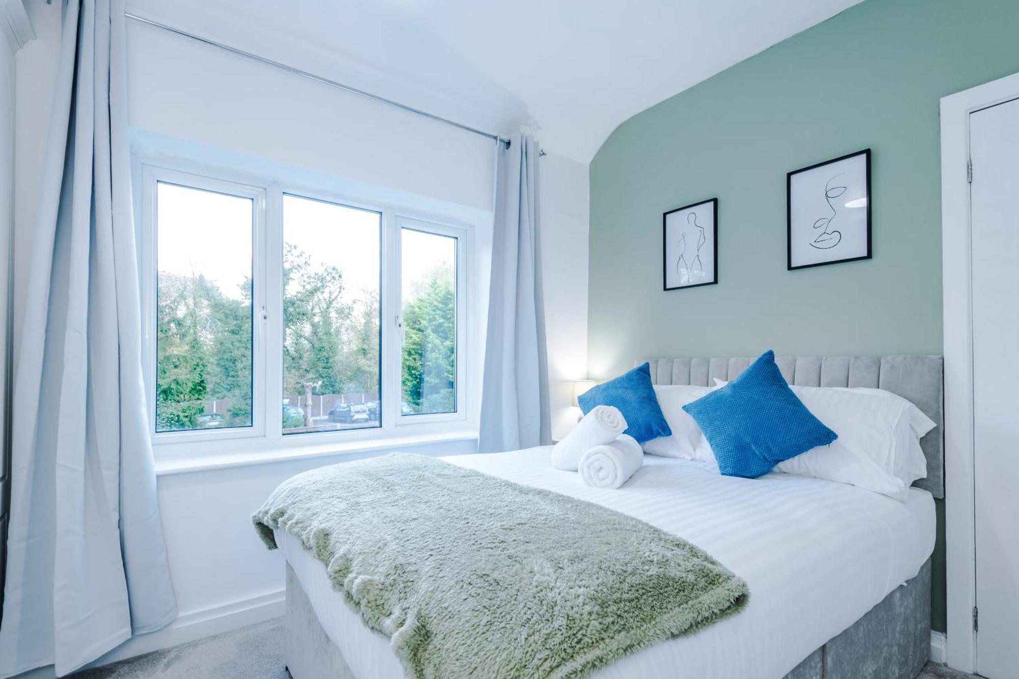 New! 4-bed In By 53 Degrees Property, Ideal For Business & Long Term Contractor Stays, Sleeps 10!