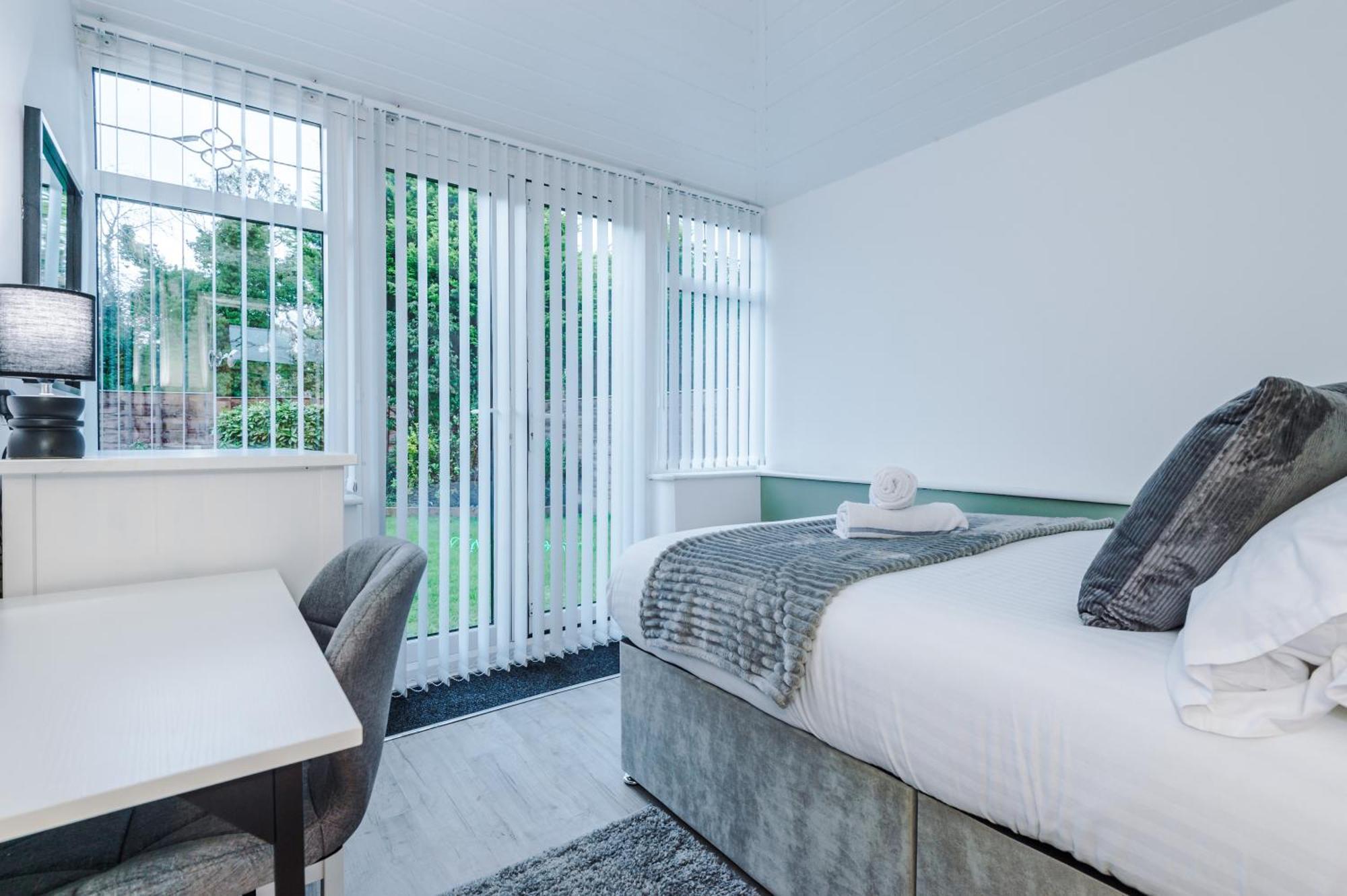 New! 4-bed In By 53 Degrees Property, Ideal For Business & Long Term Contractor Stays, Sleeps 10! Holiday home Manchester