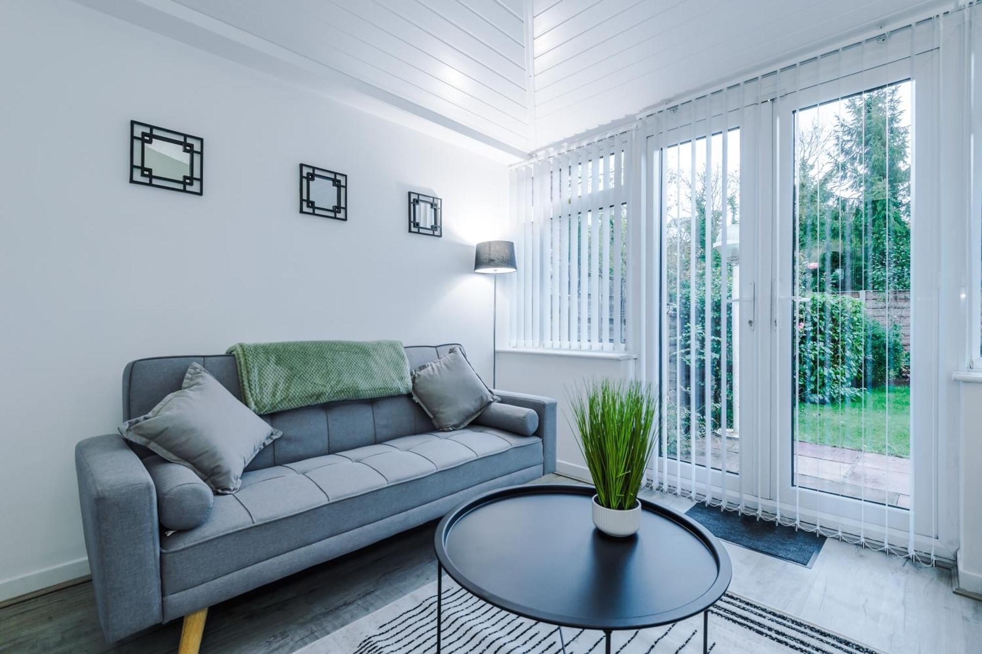 New! 4-bed In By 53 Degrees Property, Ideal For Business & Long Term Contractor Stays, Sleeps 10! Holiday home *