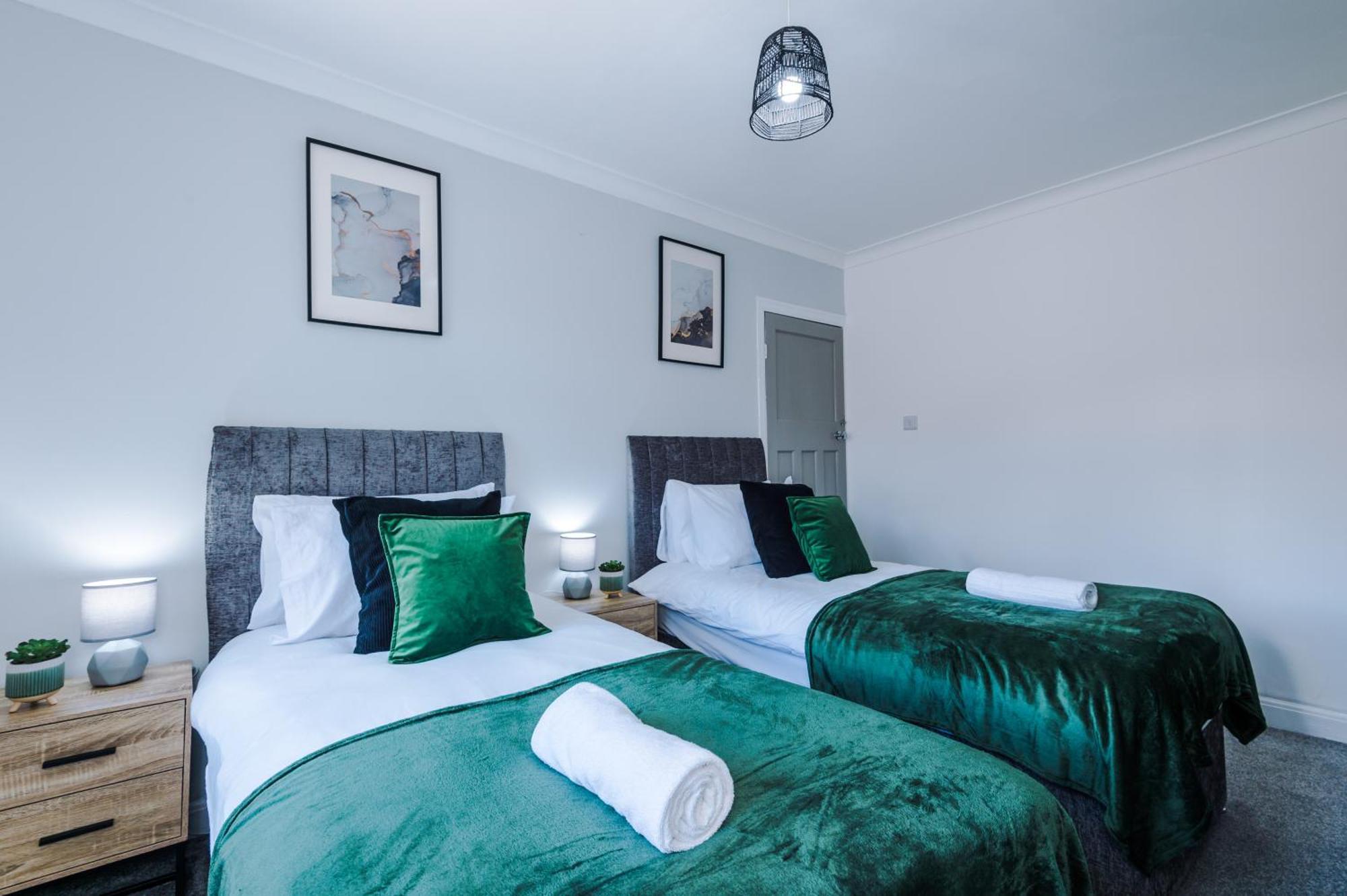 New! 3-bed In By 53 Degrees Property, Ideal For Long-term Corporate & Business Stays, Free Parking! Holiday home *