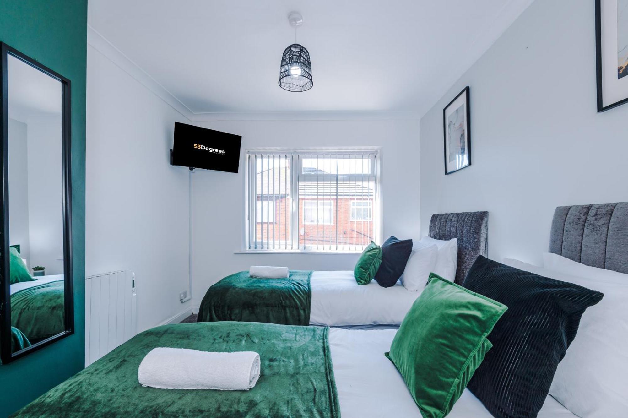 New! 3-bed In By 53 Degrees Property, Ideal For Long-term Corporate & Business Stays, Free Parking! Holiday home *