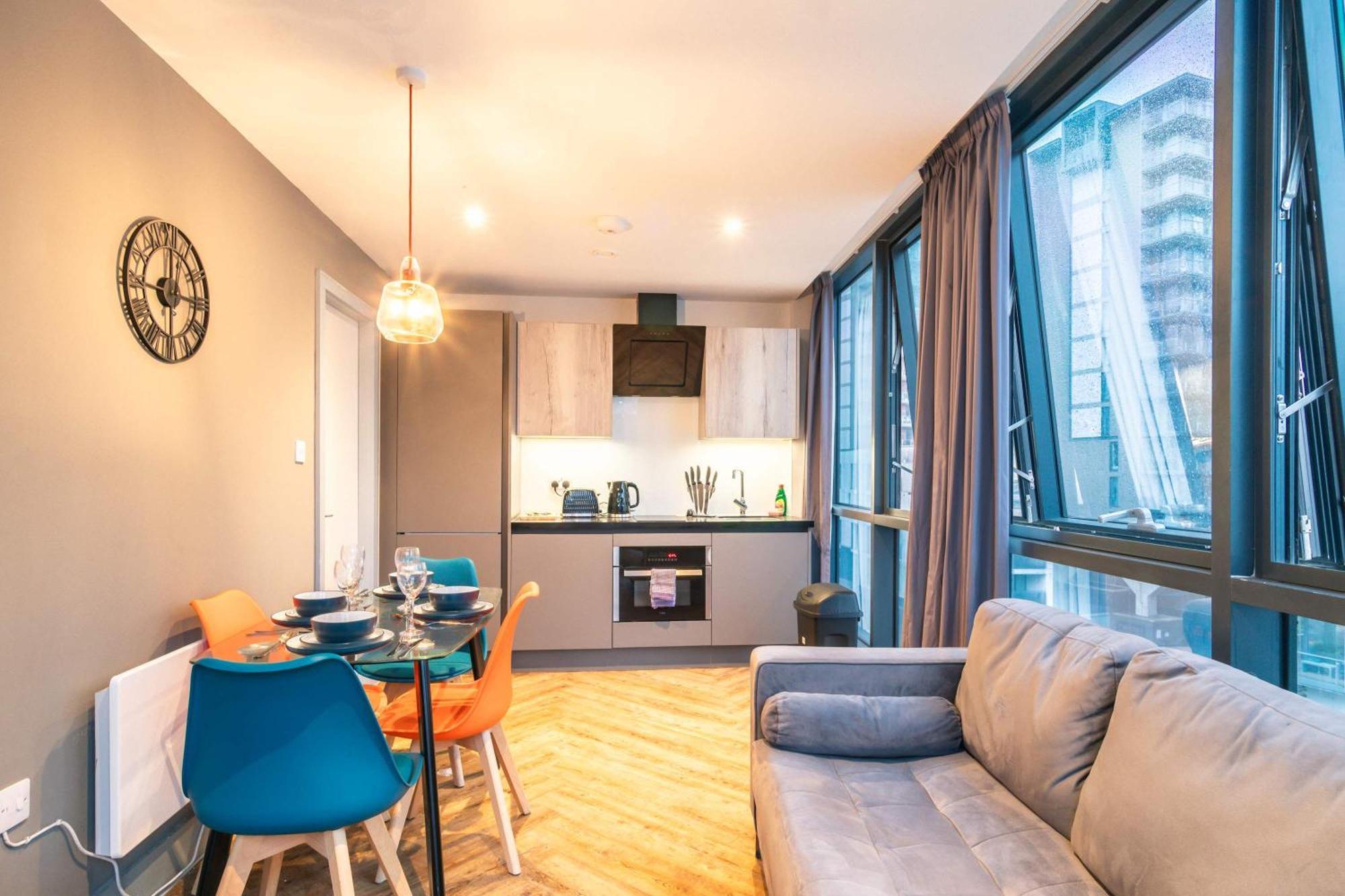 Fabulous 2 Bedroom In Centre Apartment *
