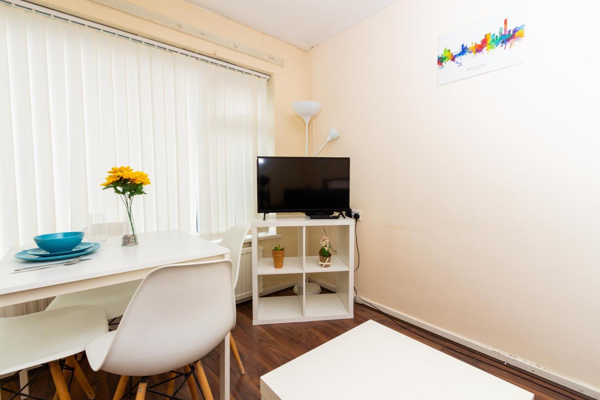 Studio In Stretford With Great Transport Links *