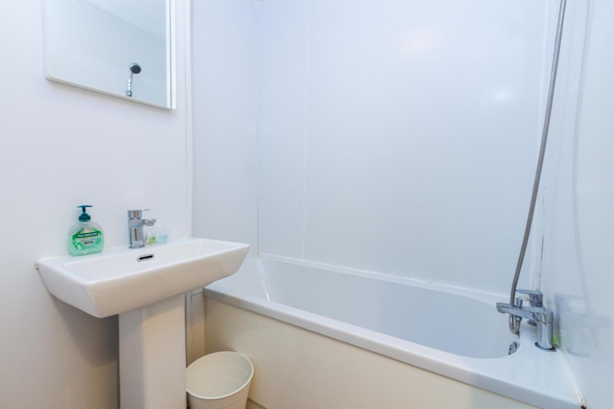 Studio In Stretford With Great Transport Links * Manchester