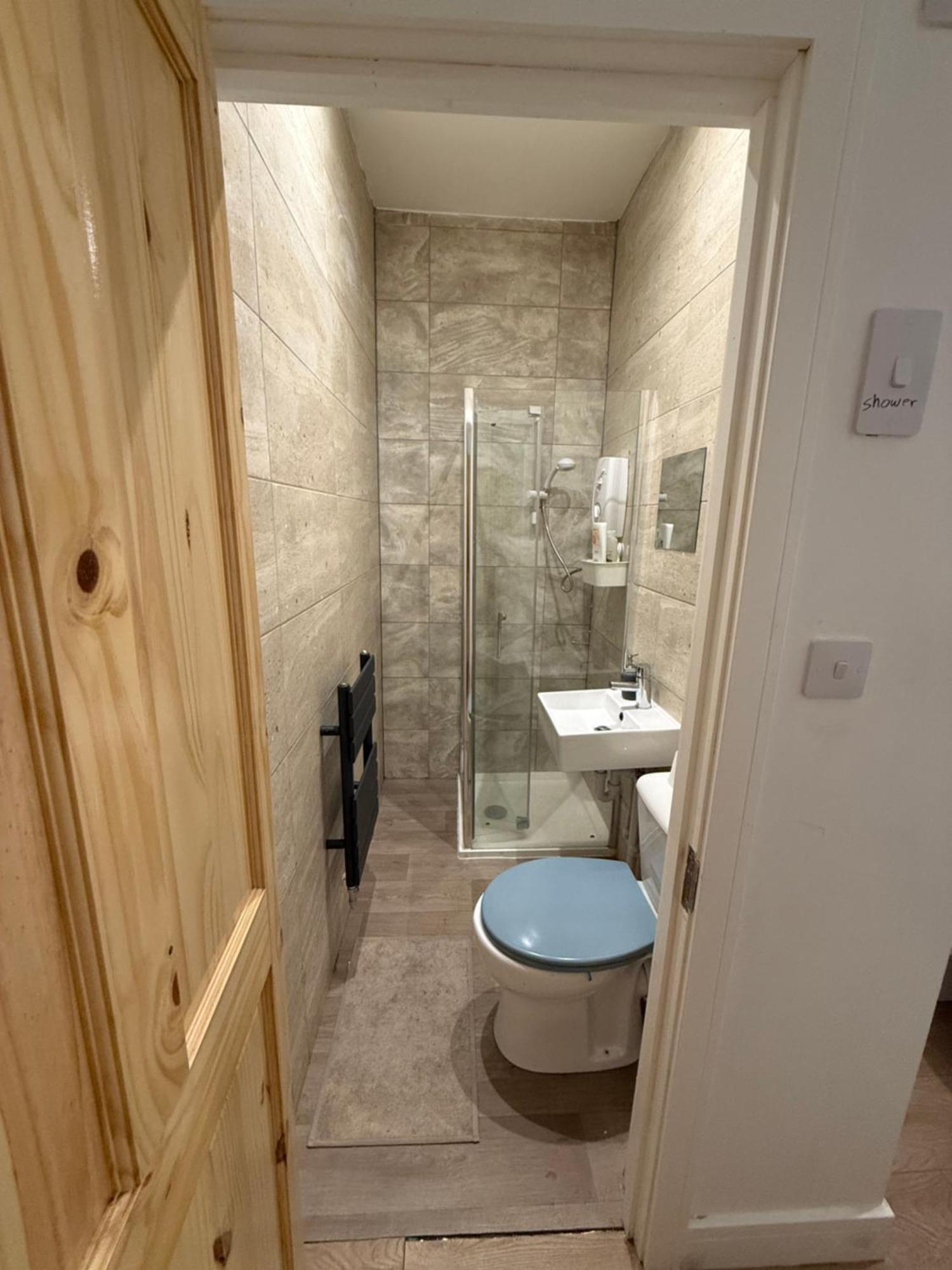 Cosy Double Bedroom With Attached Bathroom Homestay Manchester