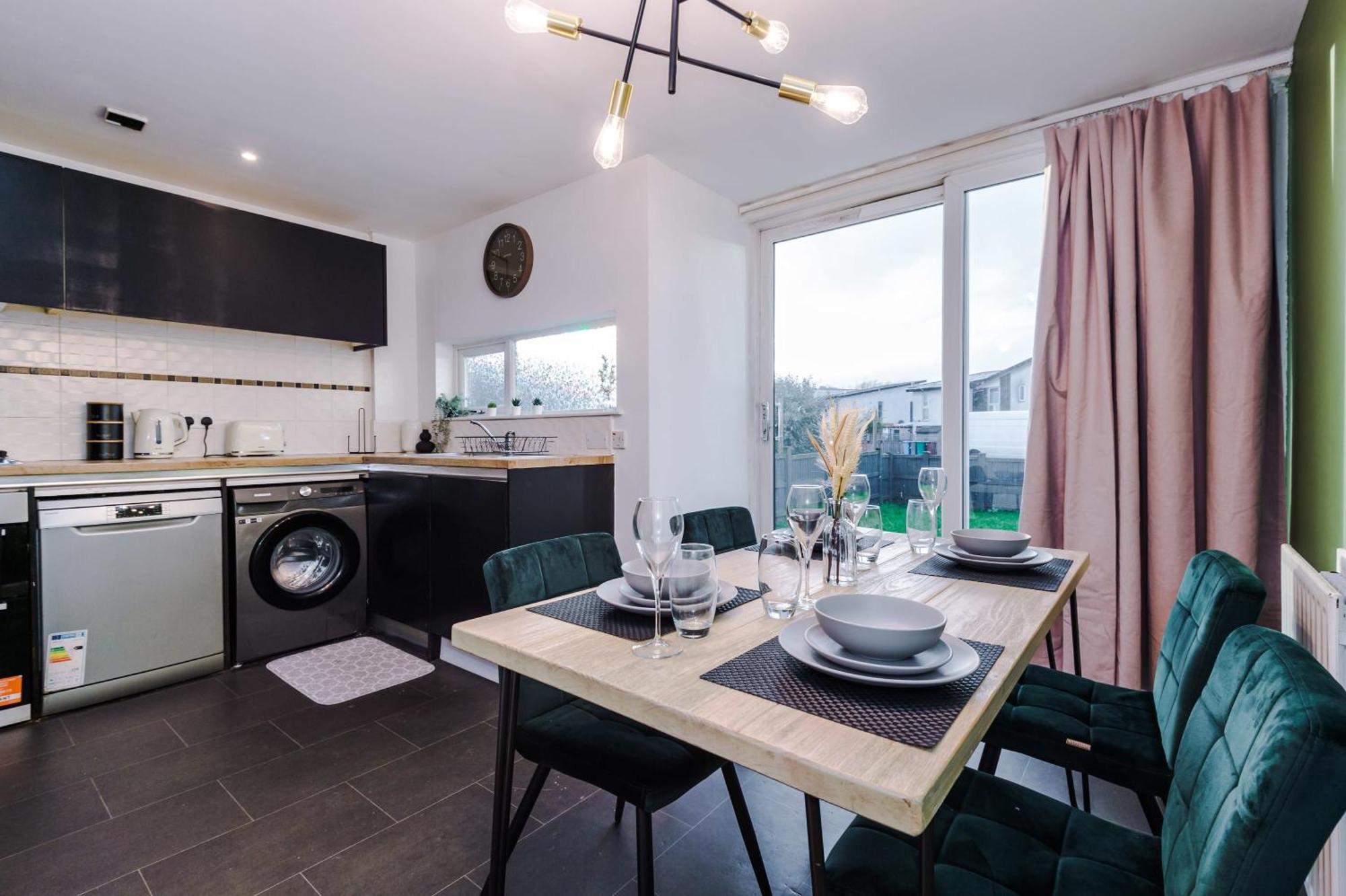 Rest&recharge At A Spacious Townhouse By The Etihad Holiday home Manchester