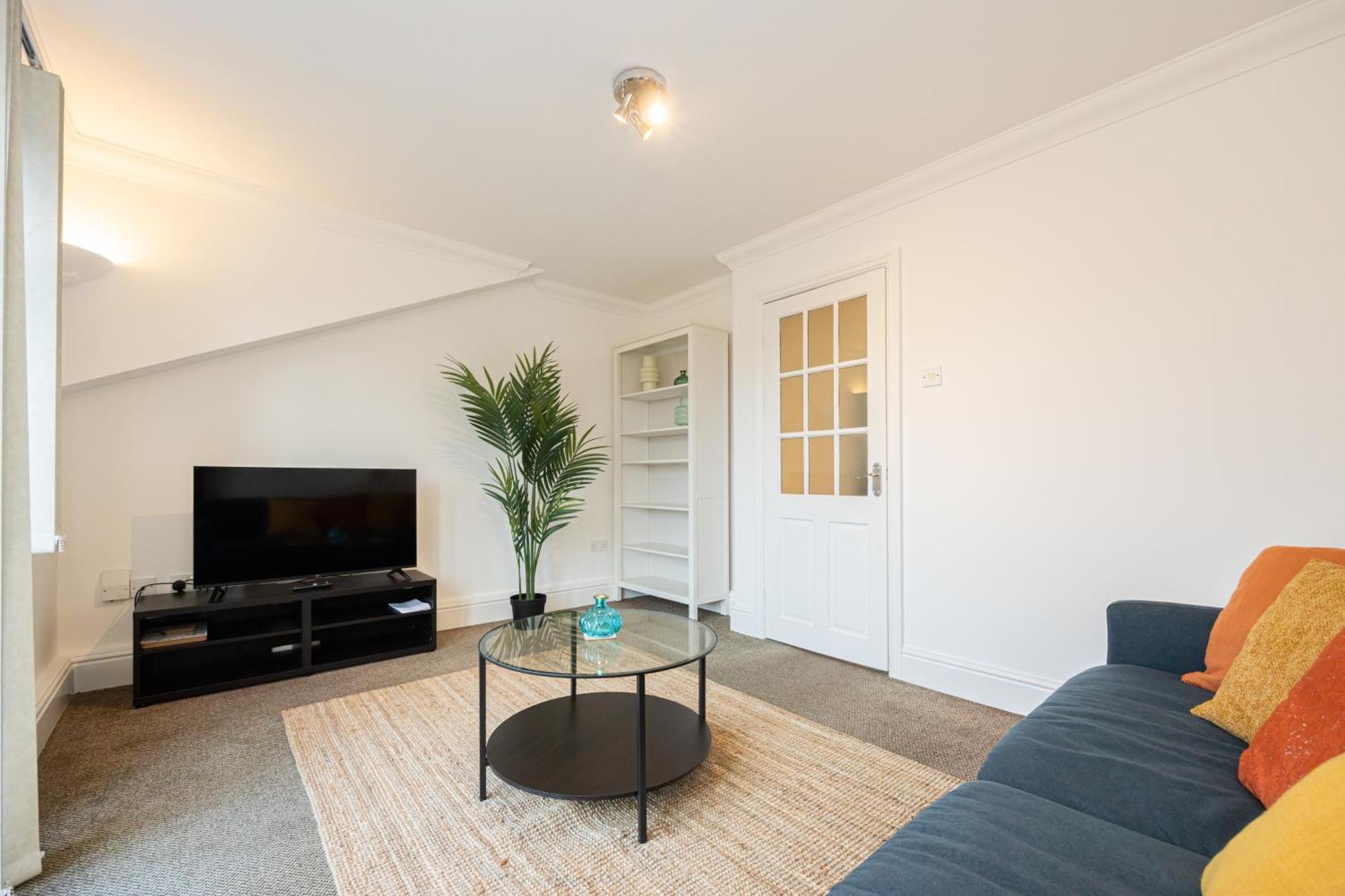 Apartment The Burton- Free Gated Parking *