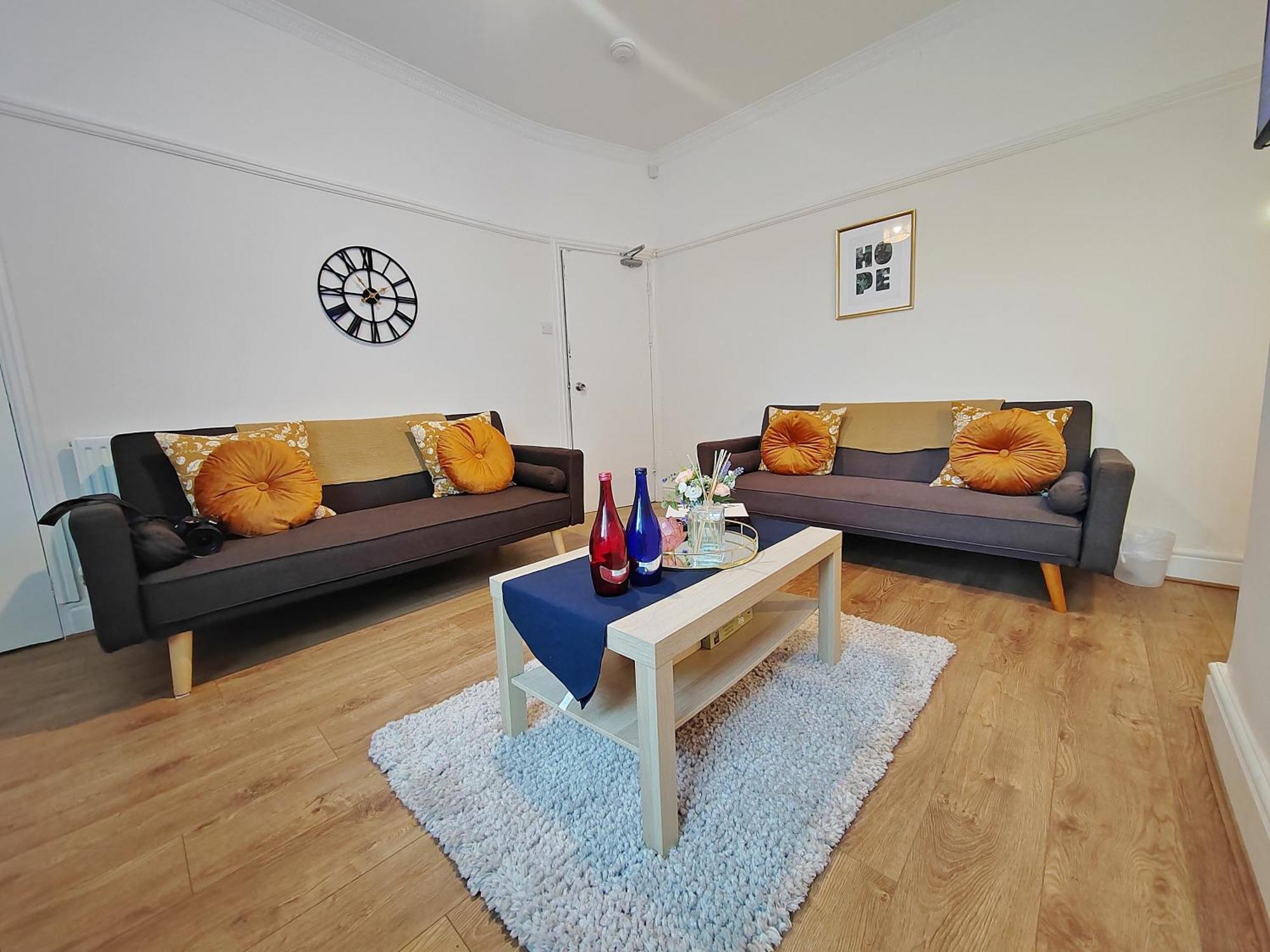 Holiday home Modern 4 Bed House - Free Parking *