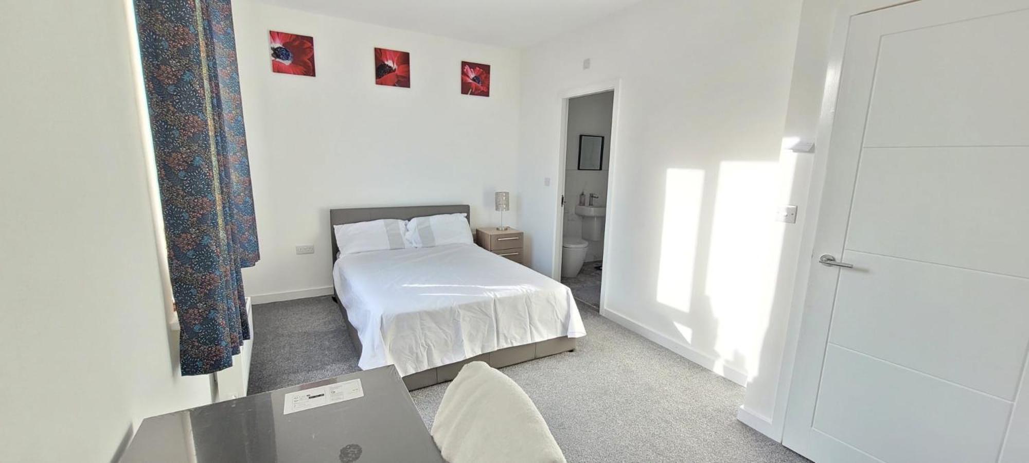 Homestay Spacious Double With Private Bathroom *