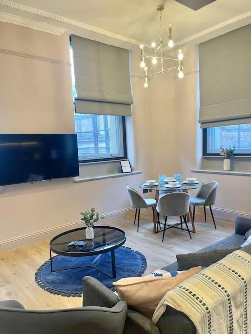 Swanky Stylish Space Apartment *
