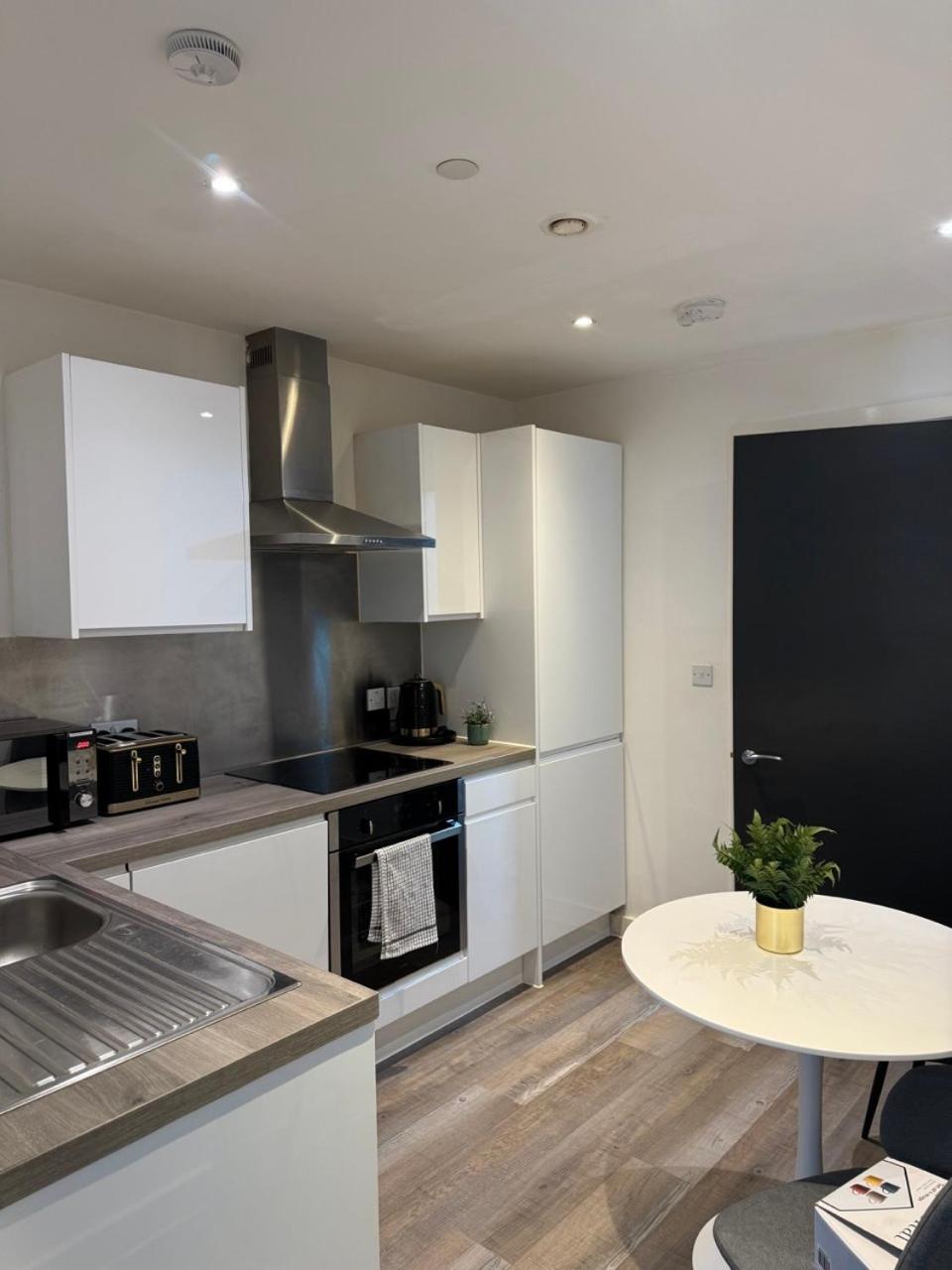 Morden 2 Bed Flat - Old Trafford Apartment