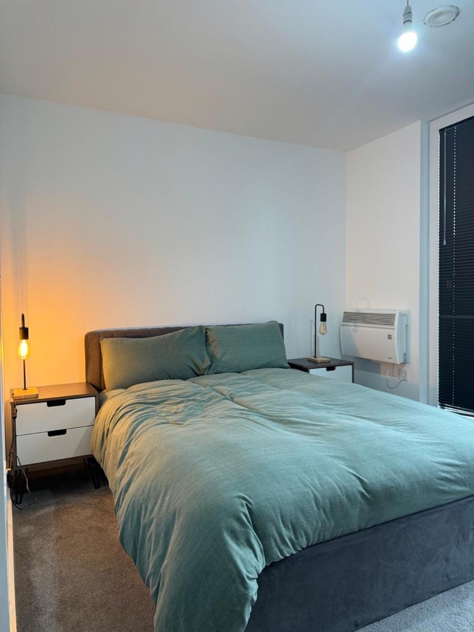 Apartment Morden 2 Bed Flat - Old Trafford *