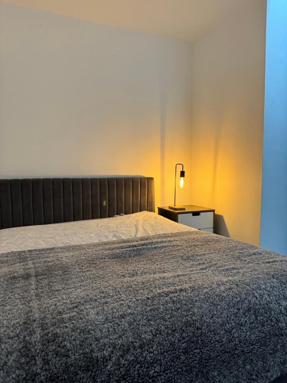 Morden 2 Bed Flat - Old Trafford