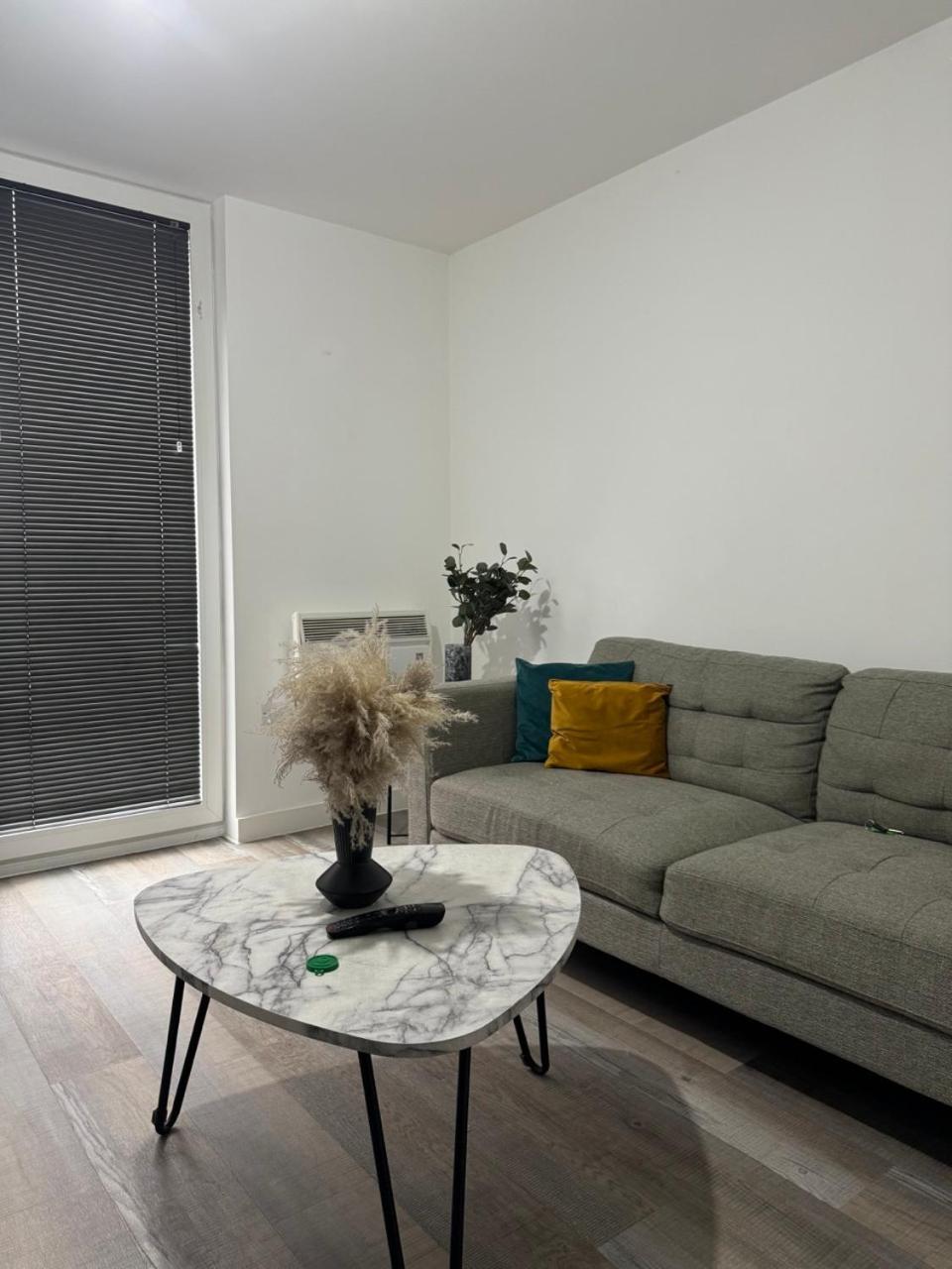 Morden 2 Bed Flat - Old Trafford Apartment Manchester