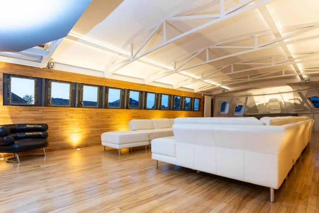 Stunning 130ft Classic Yacht Botel