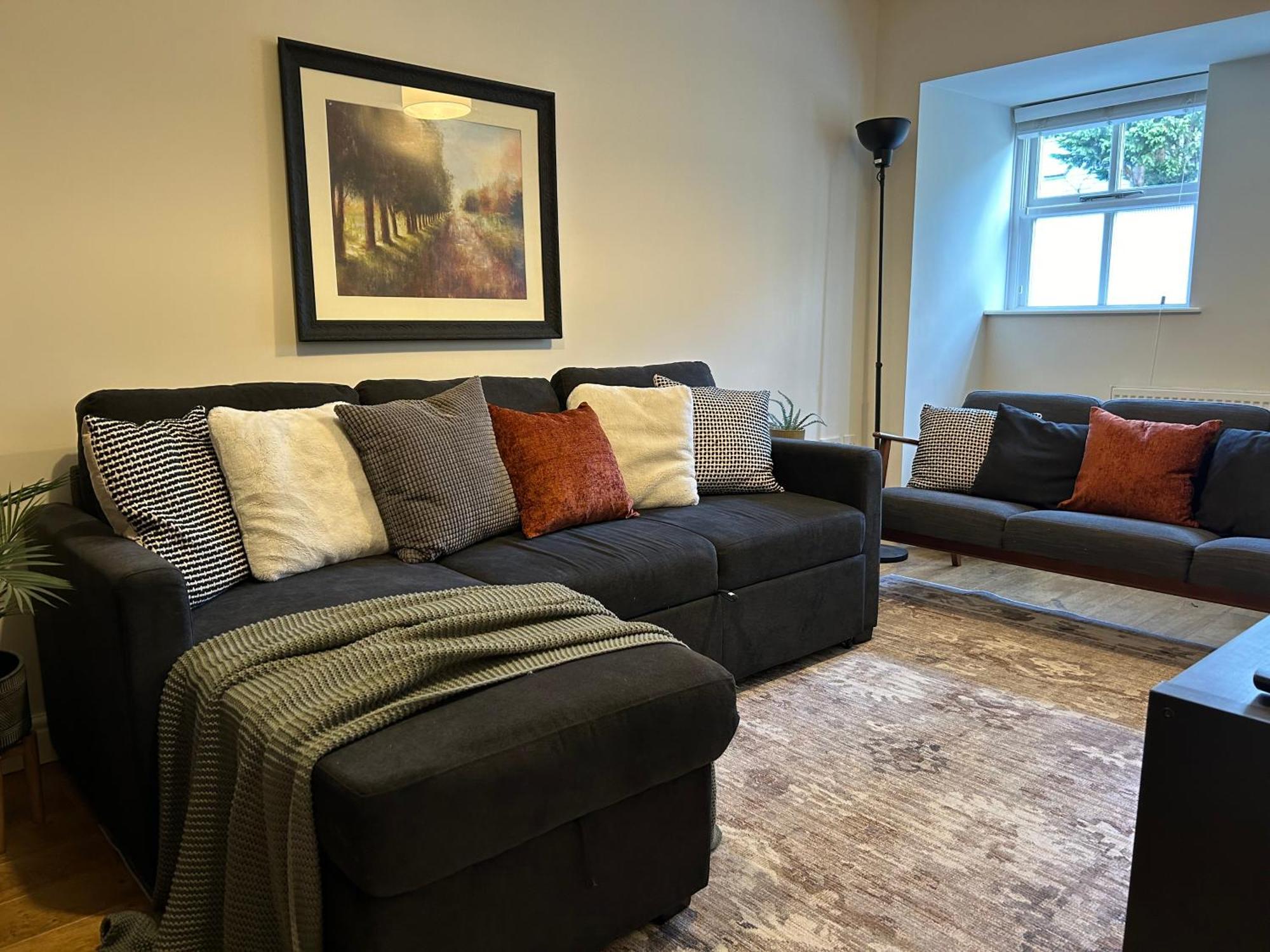 Cozy Hideaway With 2 Bedrooms *