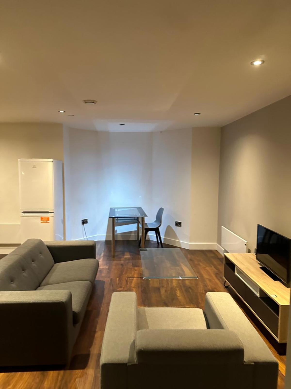 Apartment 2 Bed Spacious Flat - Canal View *
