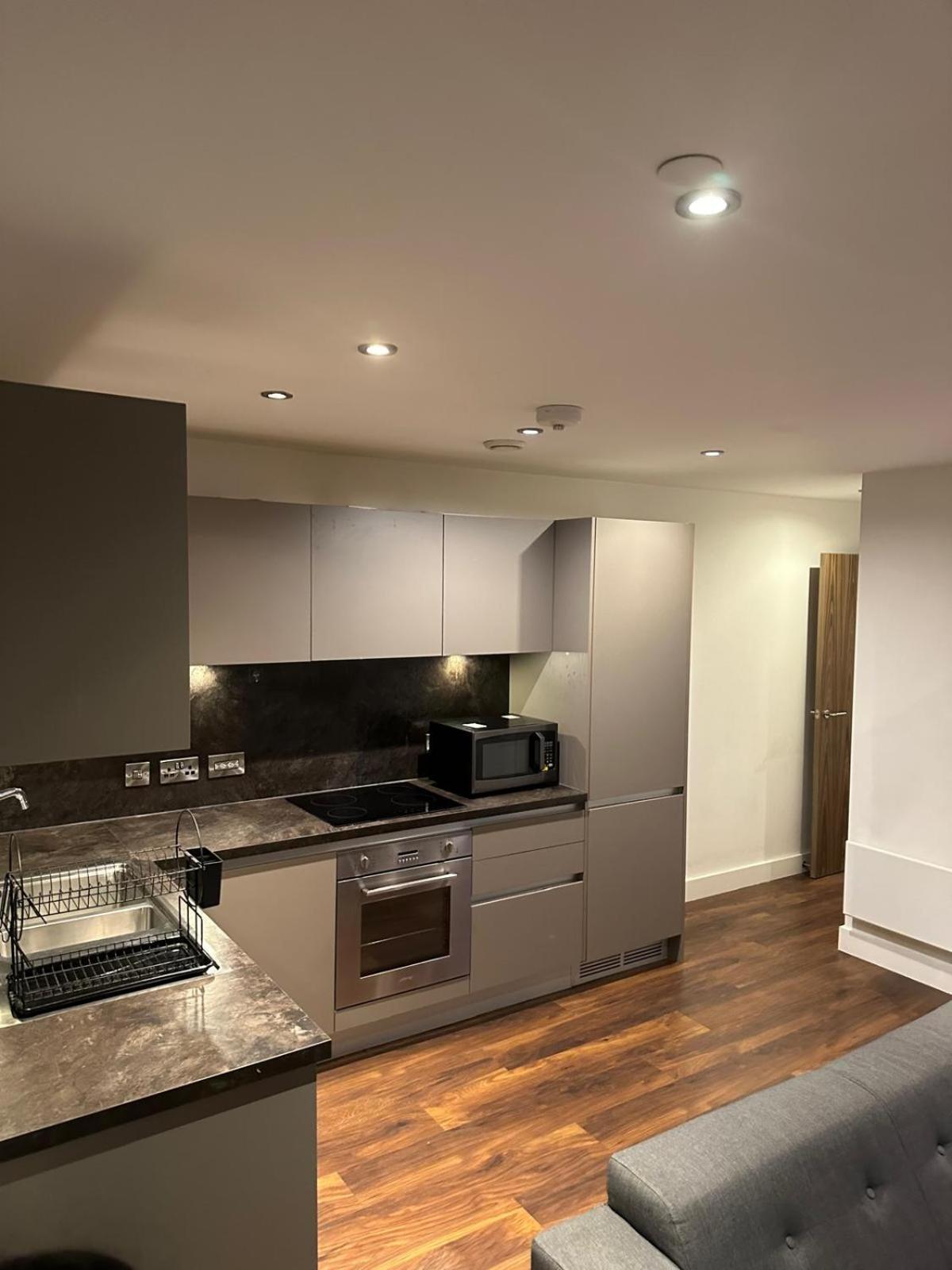 2 Bed Spacious Flat - Canal View Apartment Manchester