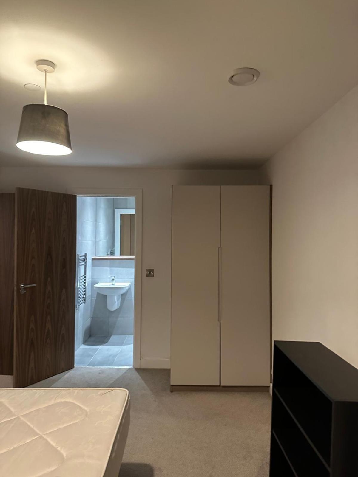 Apartment 2 Bed Spacious Flat - Canal View *