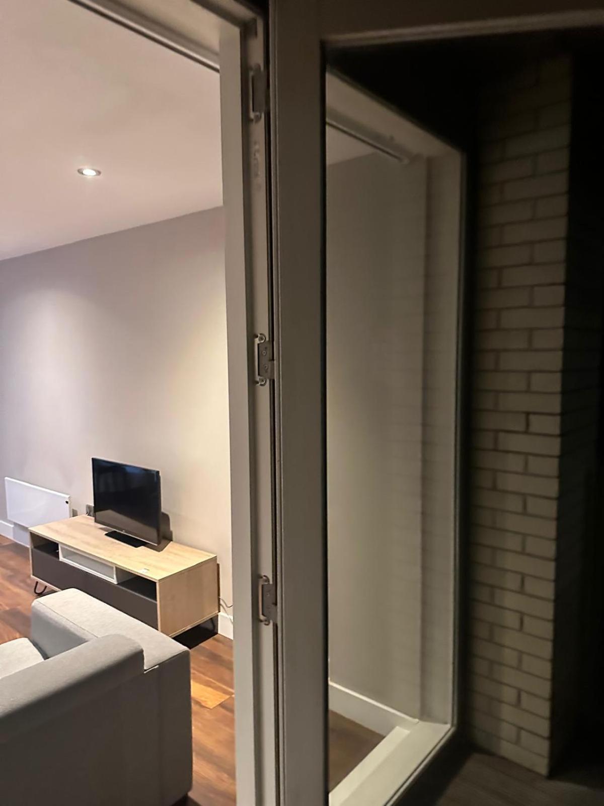 Apartment 2 Bed Spacious Flat - Canal View Manchester