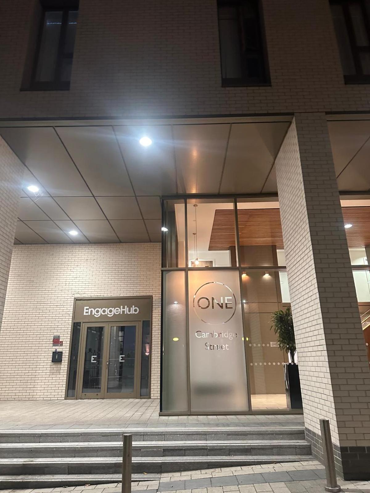 2 Bed Spacious Flat - Canal View Apartment Manchester