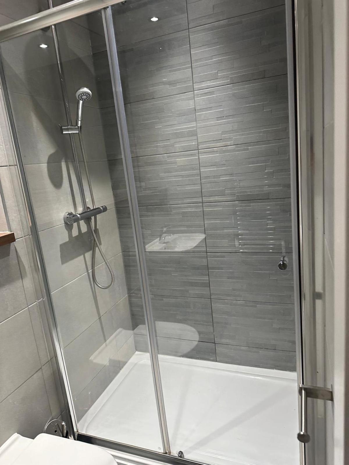 2 Bed Spacious Flat - Canal View * Manchester