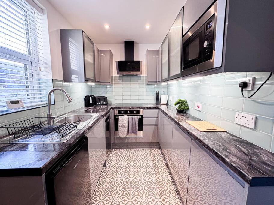 Apartment 1 Bedroom By Brookland Serviced Short Lets With Free Wifi *
