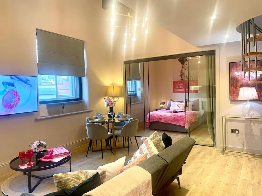 Pretty Pink Posh Penthouse * Manchester