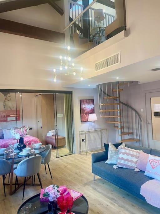 Pretty Pink Posh Penthouse *