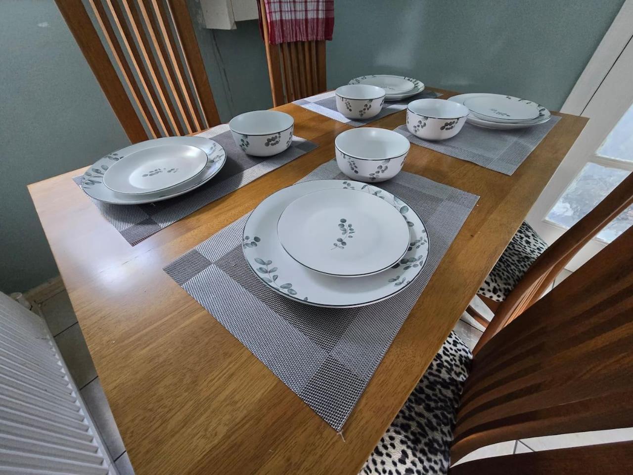 Cosy 3 Bed With Parking Near Piccadilly, Etihad Stadium And Coop Live Sleeps Up To 6 Holiday home *