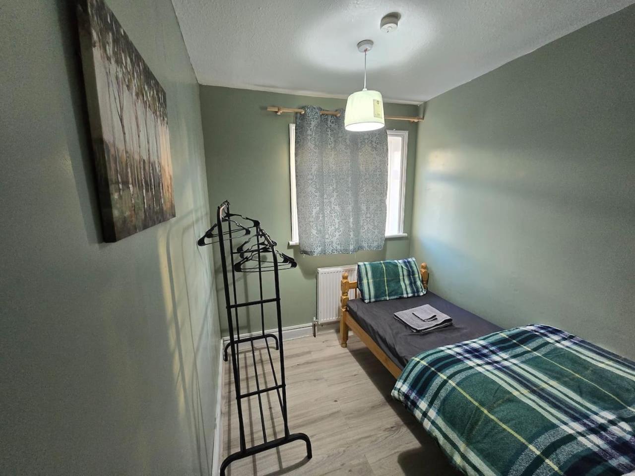 Cosy 3 Bed With Parking Near Piccadilly, Etihad Stadium And Coop Live Sleeps Up To 6